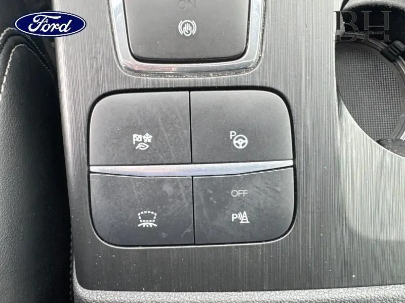 Gros plan sur les boutons de commande du système d’aide à la conduite dans l’habitacle d’un Ford Kuga 2023.