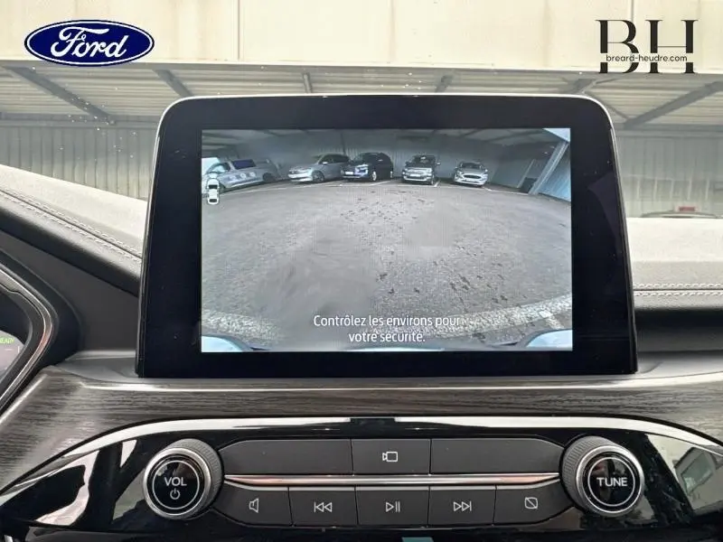 Écran central affichant la caméra de recul du Ford Kuga bleu azur, vue intérieure du tableau de bord.