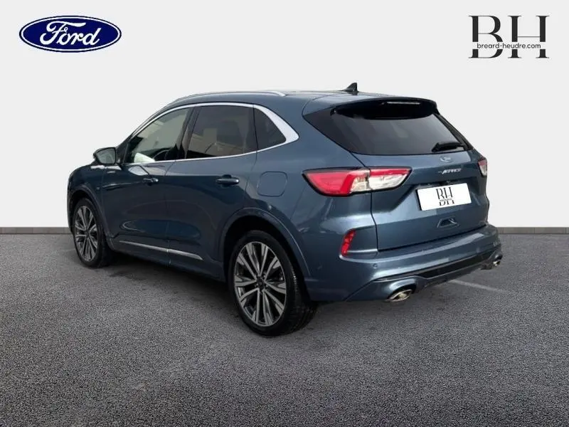 Vue 3/4 arrière droite du Ford Kuga 2023 bleu azur métallisé avec jantes 20 pouces et toit ouvrant panoramique.