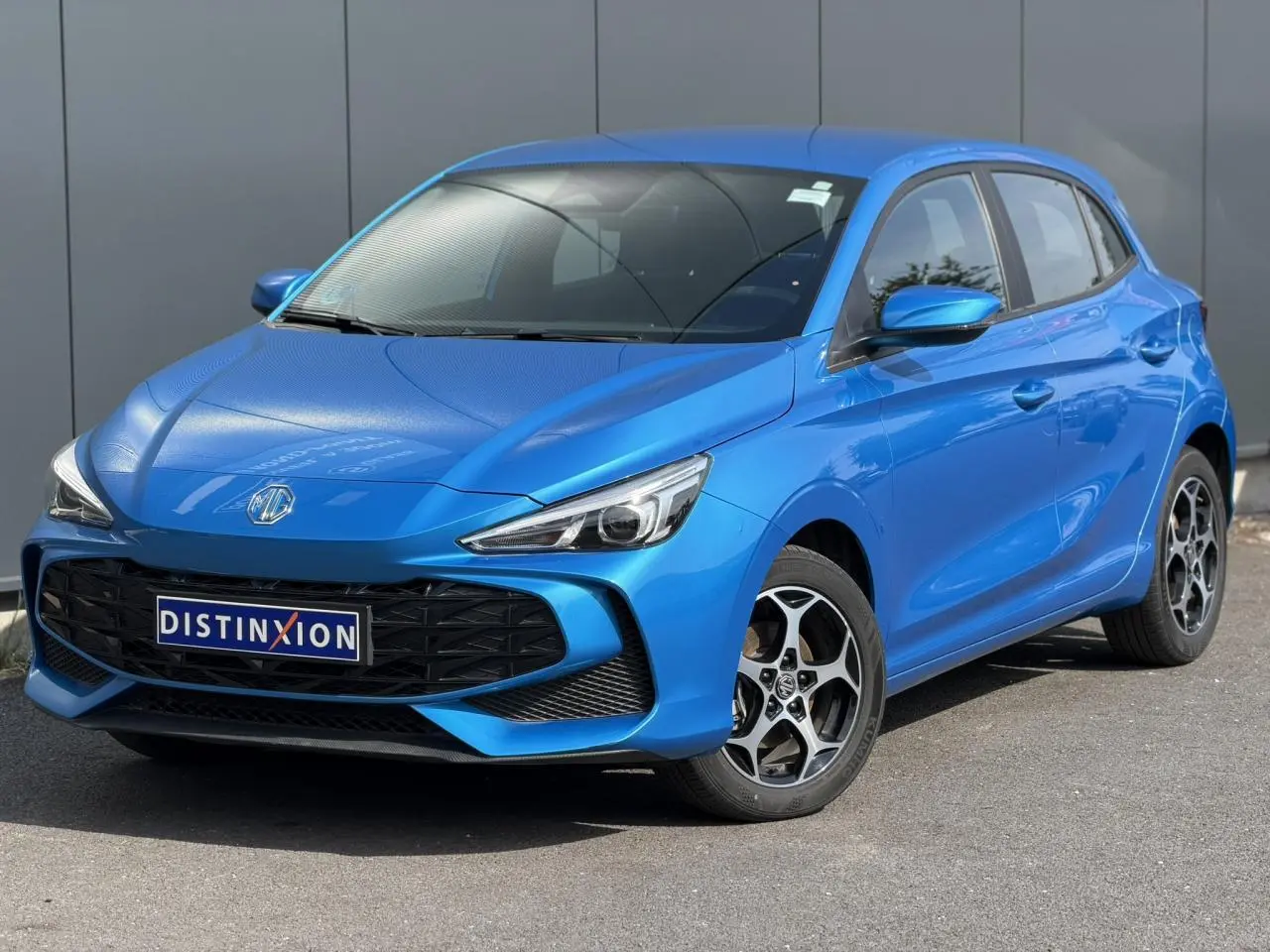 Vue 3/4 avant droite de la MG3 1.5 Hybrid+ 195 Comfort bleu Como avec jantes alliage et calandre noire.