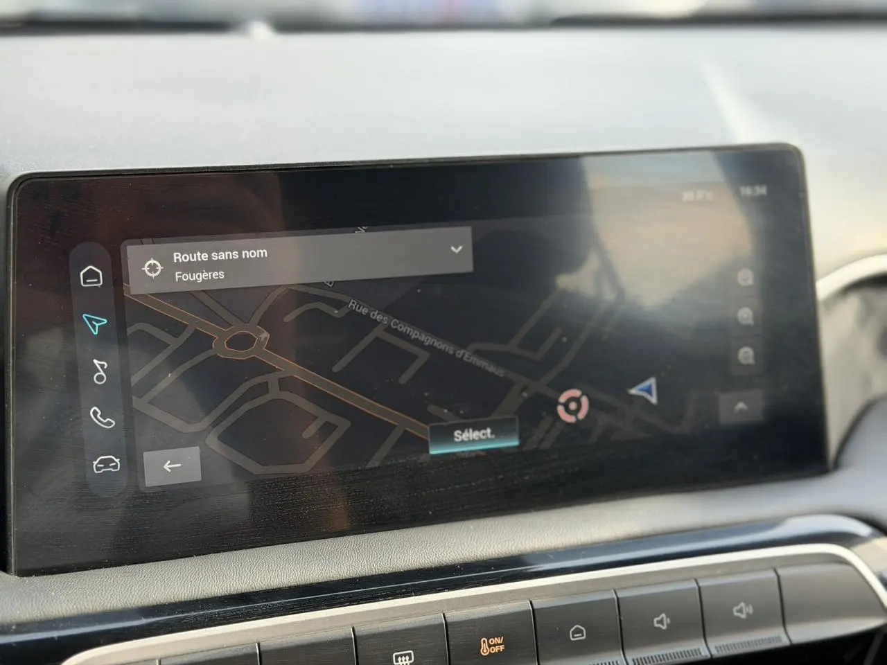 Écran tactile central de navigation du MG3 1.5 Hybrid+ 195 Comfort, affichant une carte routière.