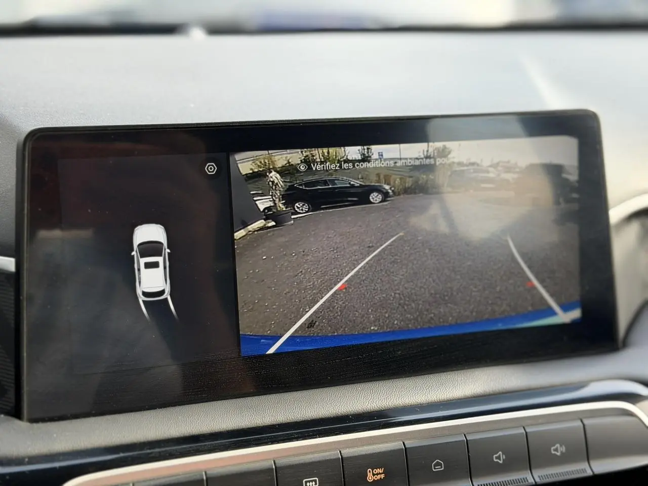 Écran tactile intérieur montrant la caméra de recul avec vue arrière et lignes de guidage du MG3 Bleu Como 2024.