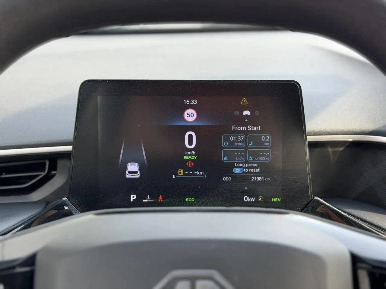 Vue rapprochée du tableau de bord numérique du MG3 1.5 Hybrid+ 195 Comfort, affichage de vitesse et informations de conduite.