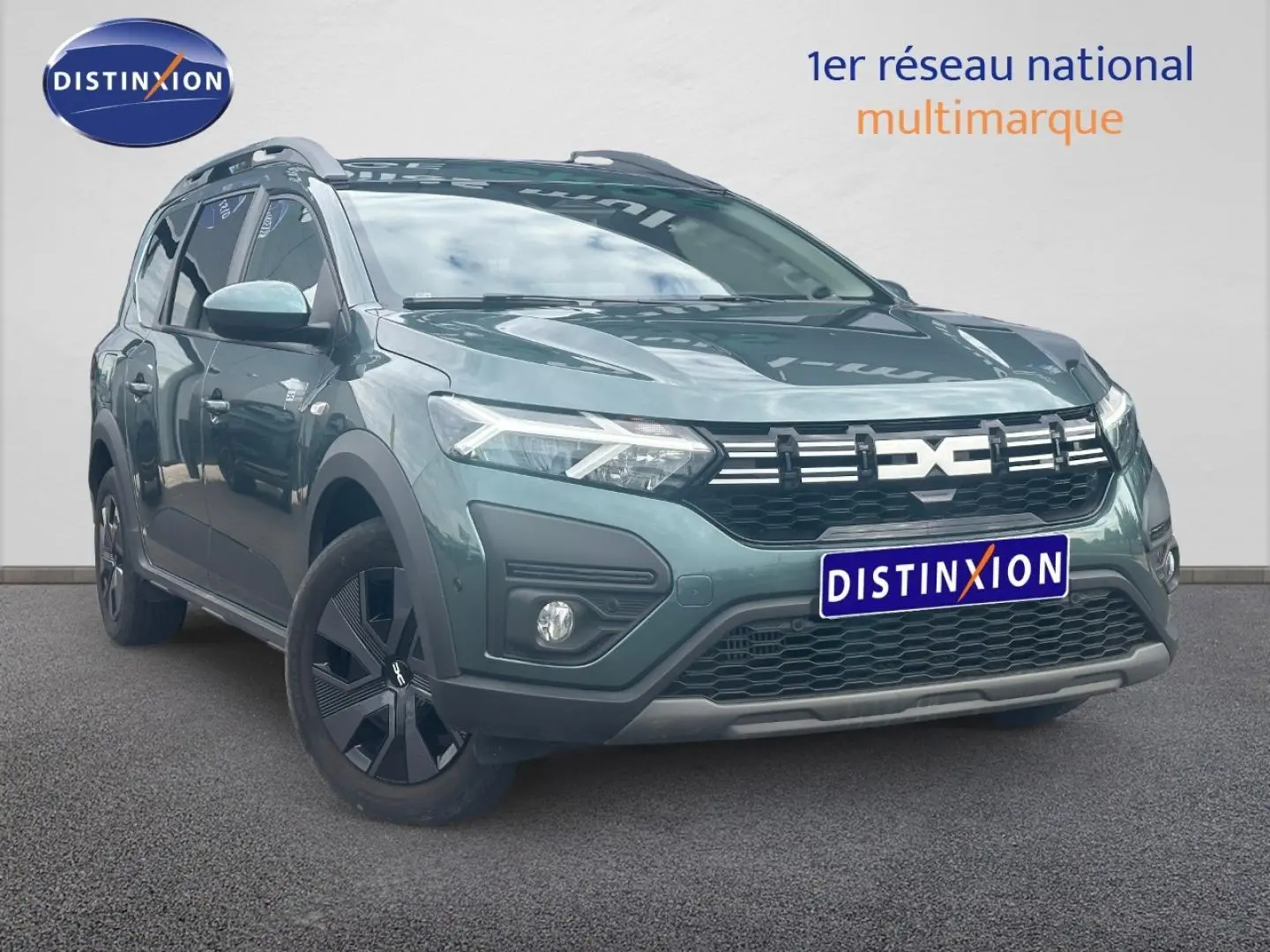 Dacia Jogger 2025 vert cèdre métallisé en 3/4 avant avec calandre noire et jantes noires distinctives.