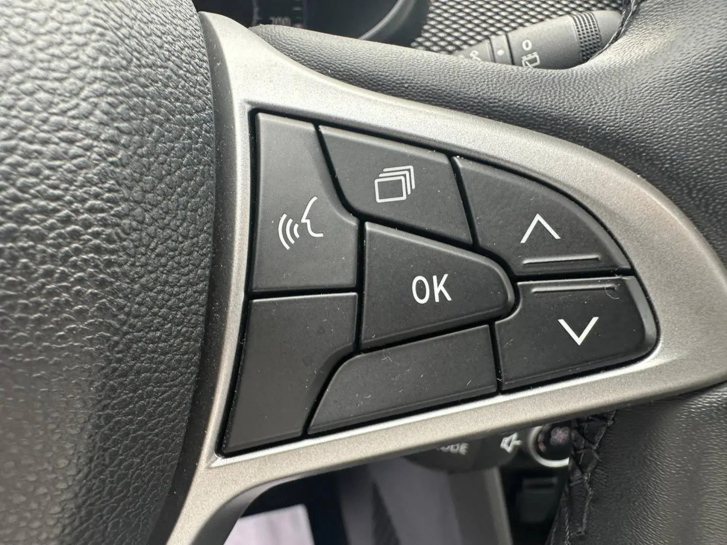 Gros plan sur les commandes multifonctions noires du volant du Dacia Jogger 2025, finition Expression.