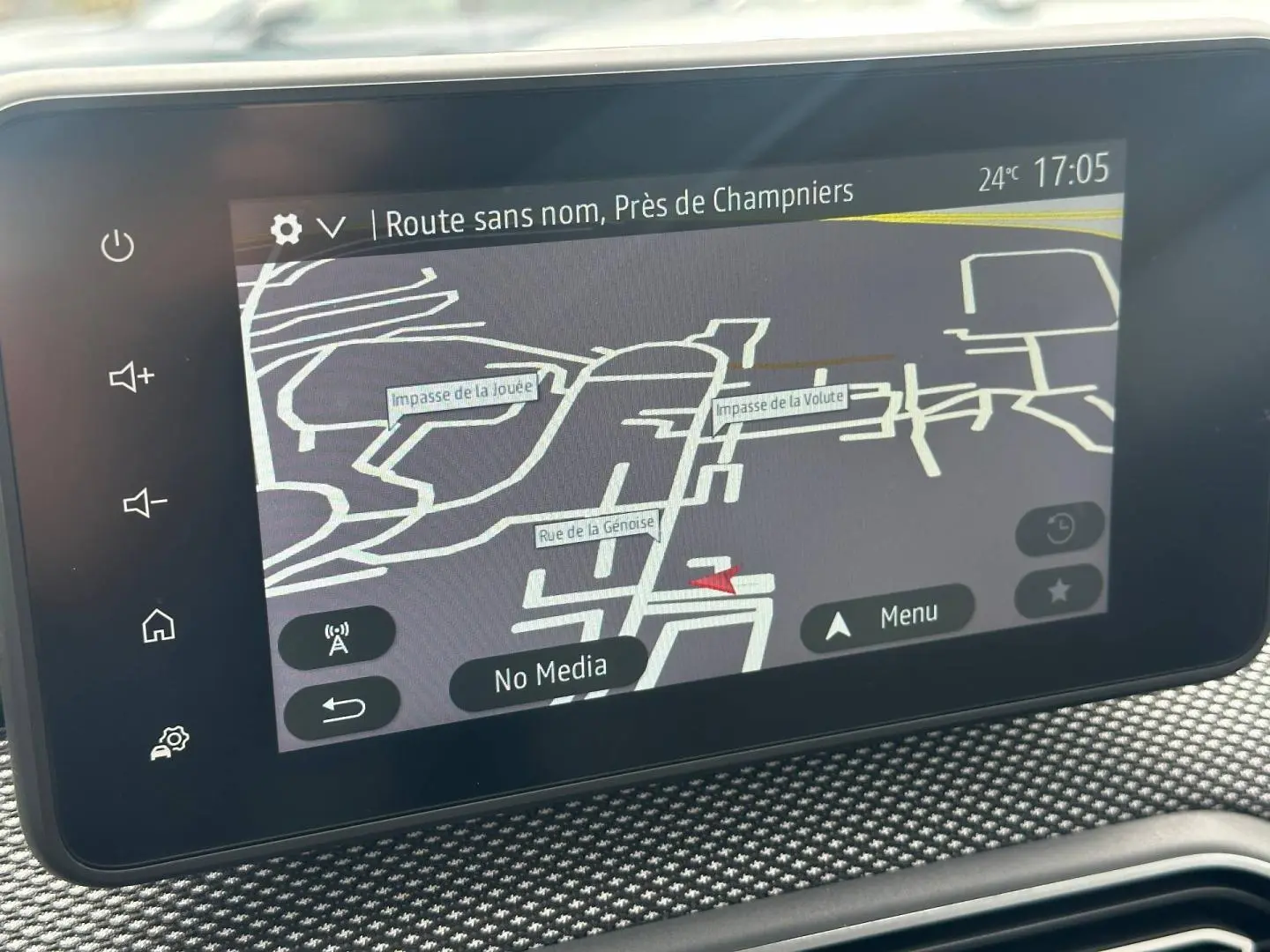 Écran tactile du système de navigation du Dacia Jogger montrant une carte routière en intérieur.