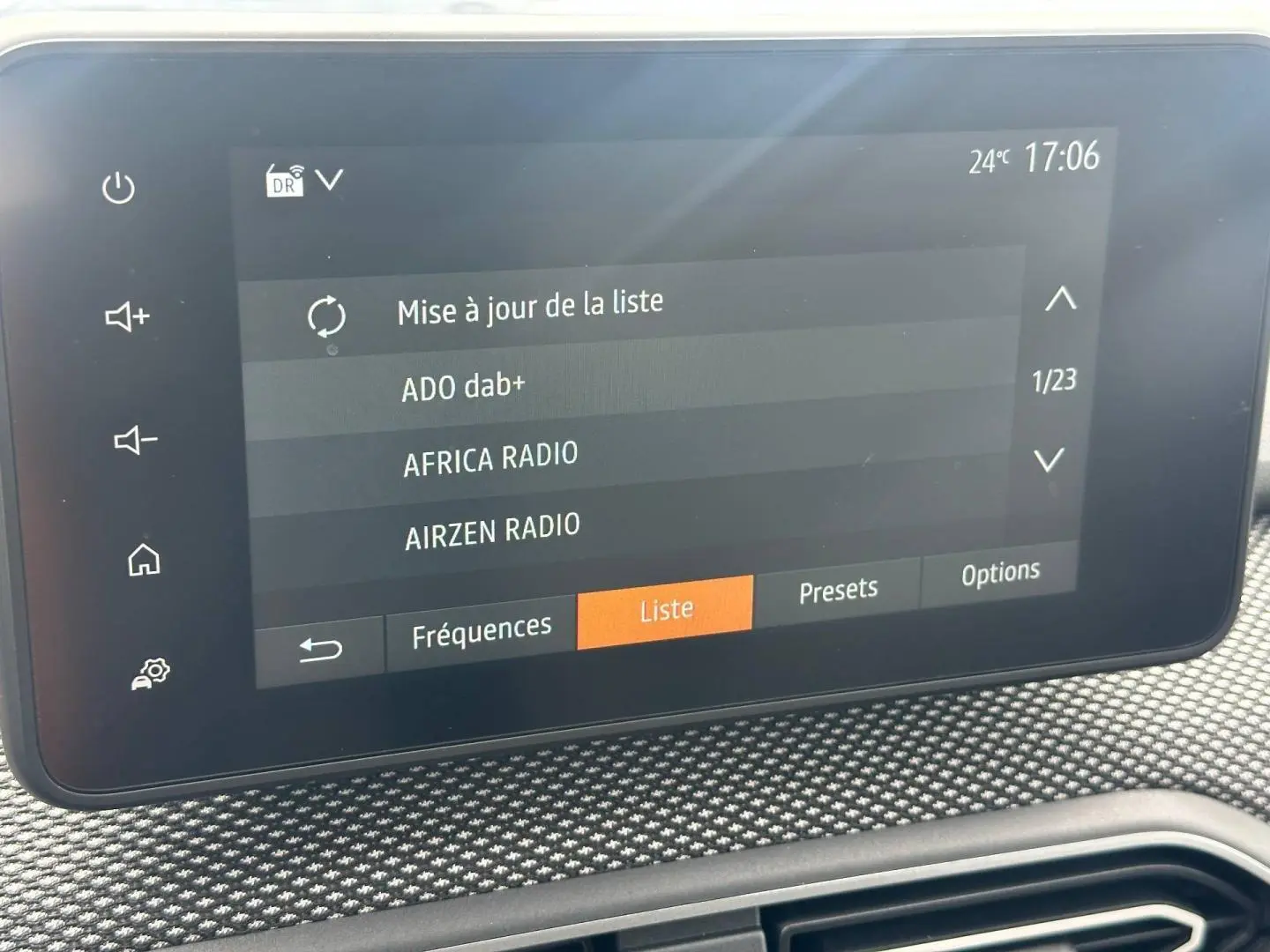 Écran tactile central affichant la liste des radios dans un Dacia Jogger 2025, intérieur gris texturé.