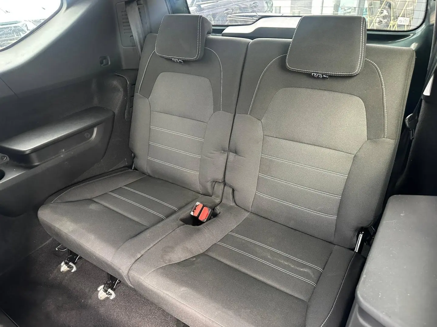 Vue intérieure sur la banquette arrière 3ème rangée en tissu gris foncé du Dacia Jogger 2025.