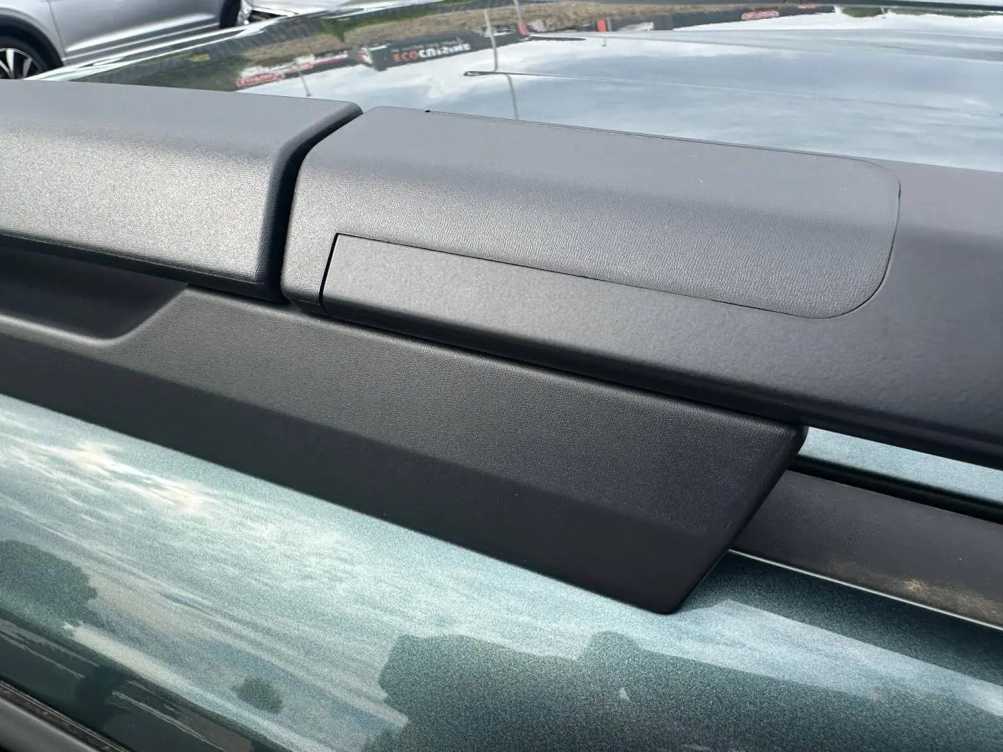 Détail des barres de toit noires sur le toit vert cèdre métallisé d’un Dacia Jogger 2025.