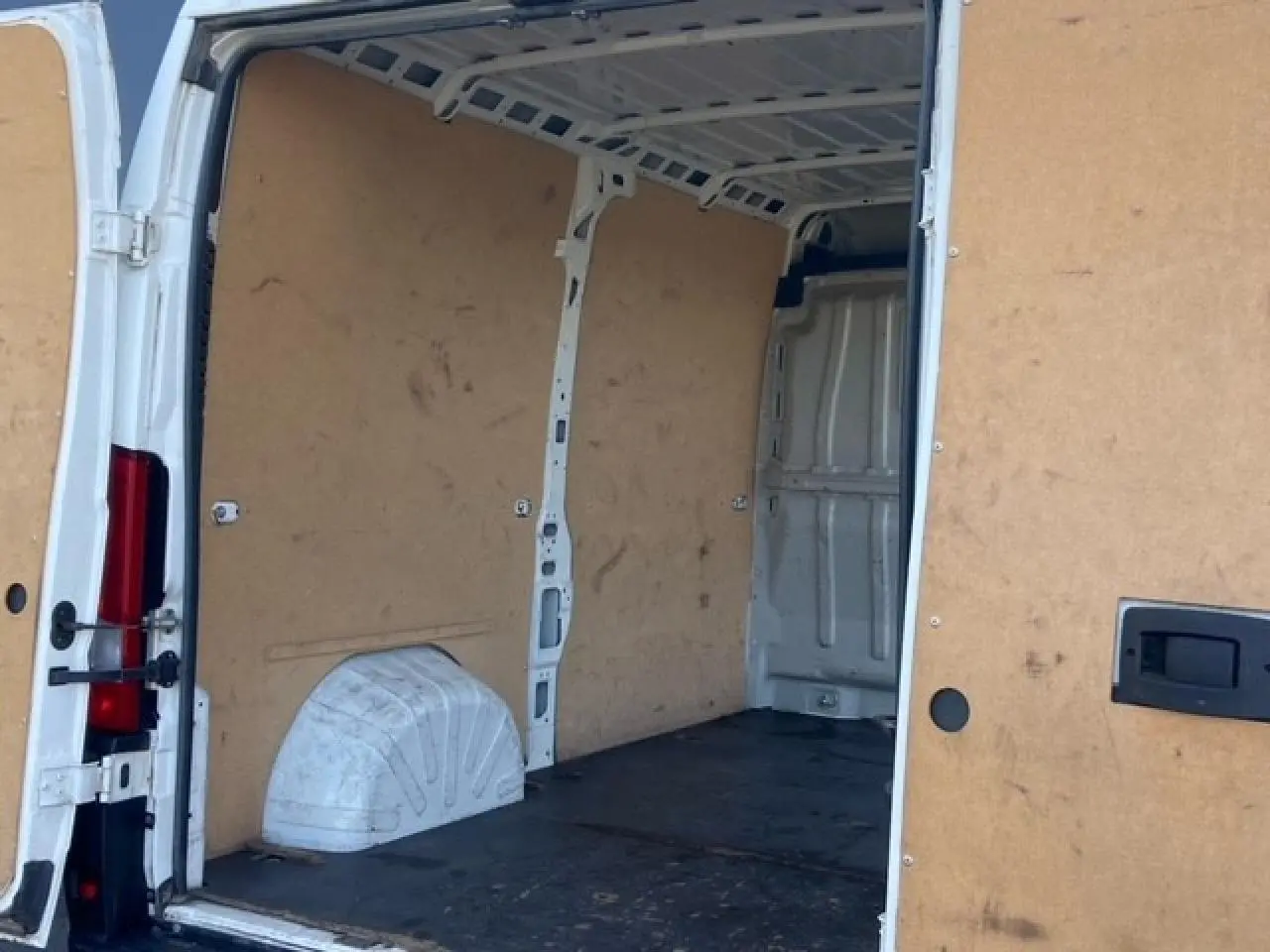 Vue intérieure arrière du Peugeot Boxer Fourgon blanc 2019 montrant l'espace de chargement avec plancher et parois en bois.