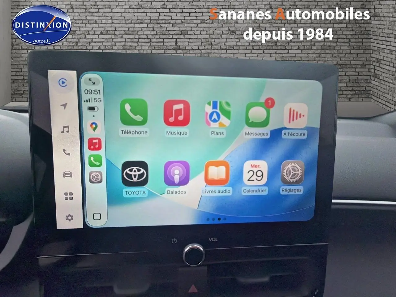 Écran tactile 10,5 pouces du système multimédia Toyota Smart Connect dans l'habitacle d'une Toyota Yaris Cross Hybrid 130h blanche.