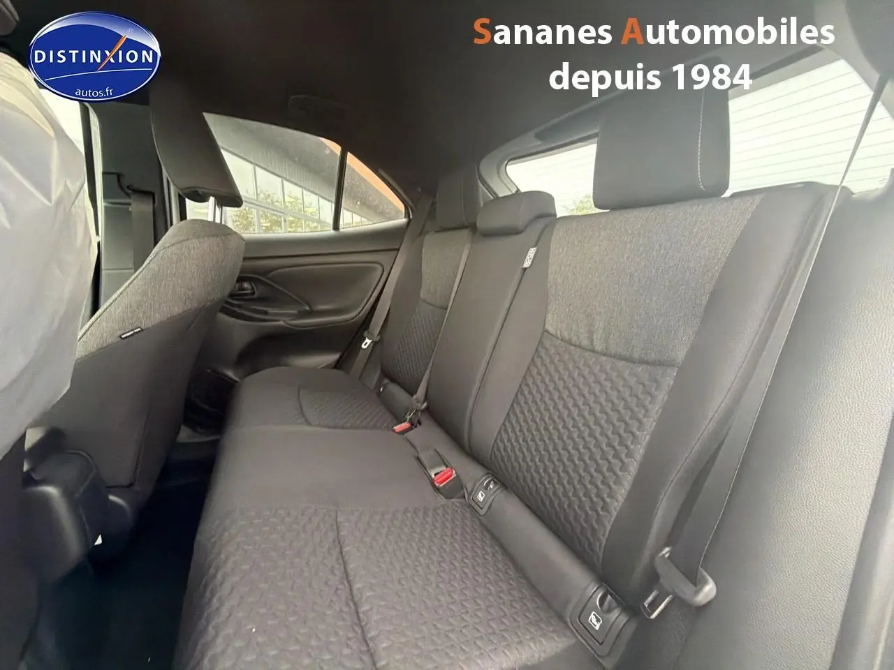 Vue intérieure côté droit montrant la banquette arrière gris foncé de la Toyota Yaris Cross Hybrid 130h 2025.
