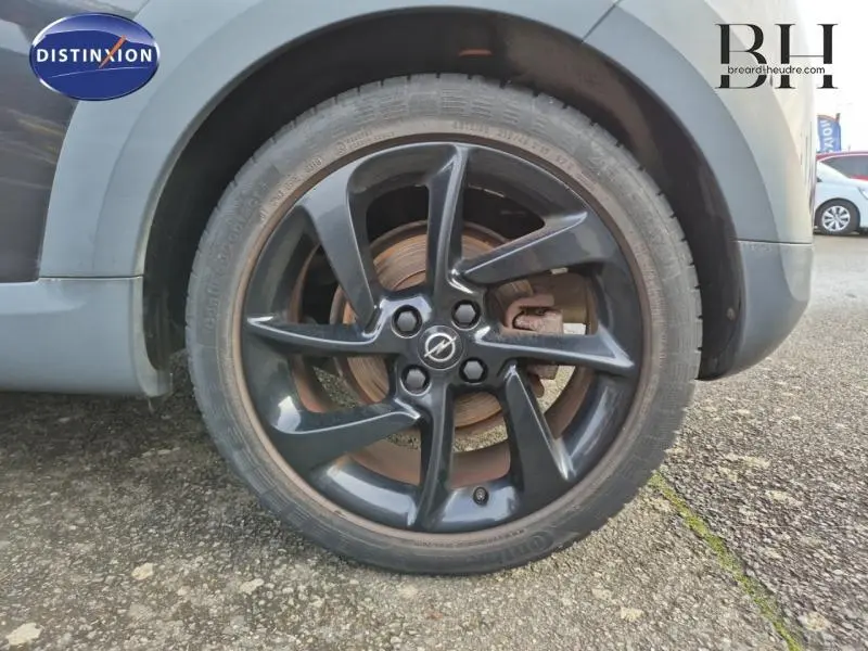 Gros plan sur la roue avant droite de l'Opel Adam Rocks noire avec jante alu noire à cinq branches.