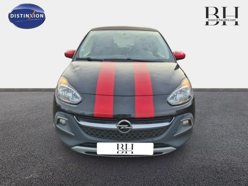 Vue avant d'une Opel Adam Rocks noire avec deux bandes rouges sur le capot et rétroviseurs rouges.