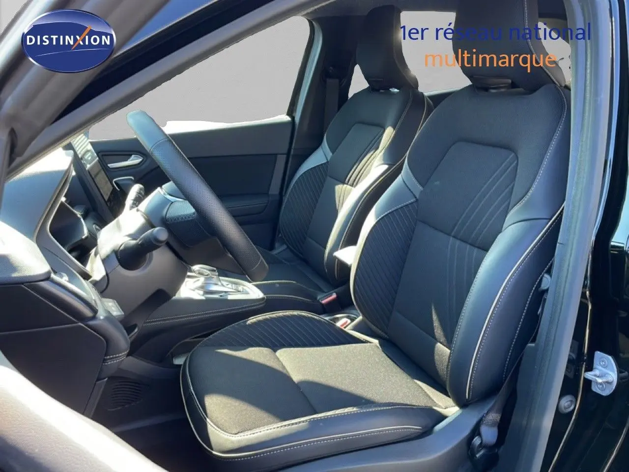 Intérieur avant de la Renault Symbioz 2025 noir étoile métal, sièges en cuir noir avec surpiqûres blanches, vue côté gauche.