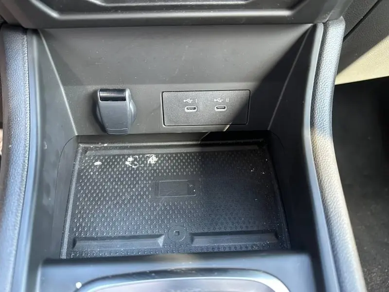 Gros plan intérieur montrant la console centrale noire avec deux ports USB-C et un espace de rangement du Renault Captur 2025.