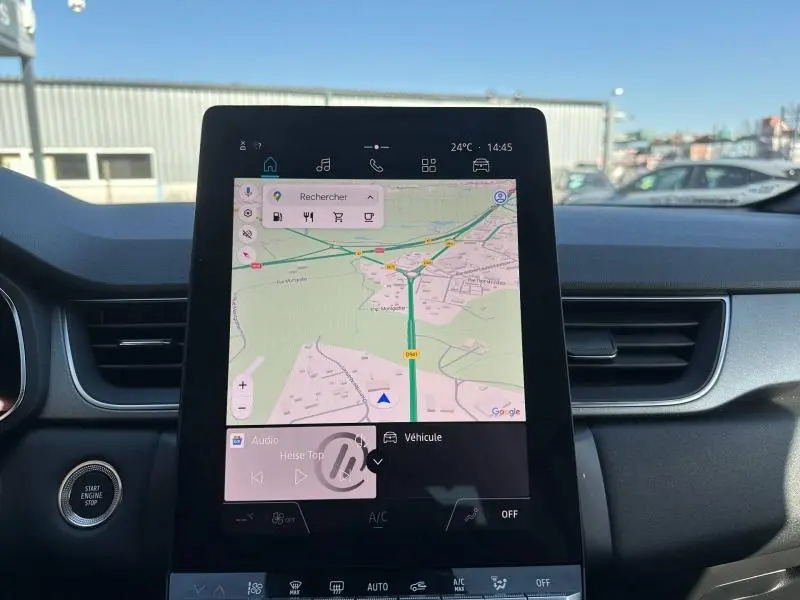 Vue rapprochée de l’écran tactile central du Renault Captur 2025 affichant la navigation GPS, avec tableau de bord noir en arrière-plan.
