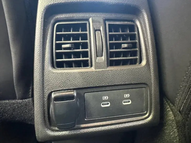 Détail de la console arrière du Renault Captur 2025 avec prises USB-C et sortie d'air noir mat.