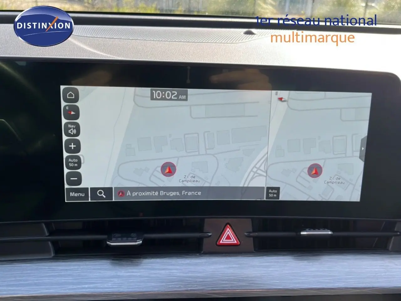 Écran tactile central du Kia Sportage 2022 bleu fusion, affichant la navigation avec carte et alertes de proximité.