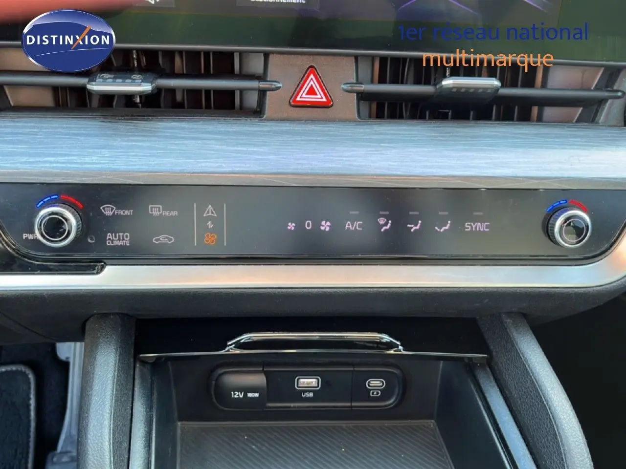 Vue rapprochée du tableau de bord du Kia Sportage 2022, mettant en valeur la console de climatisation et les ports USB.