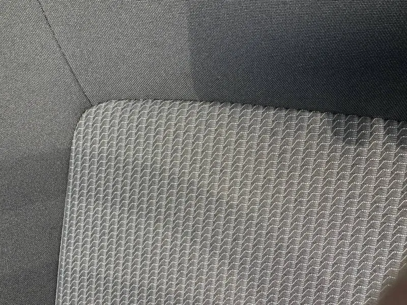 Gros plan sur le tissu gris à rayures Super Dark Palladium-Black de la banquette avant du Volkswagen Transporter FGN Procab 2025.