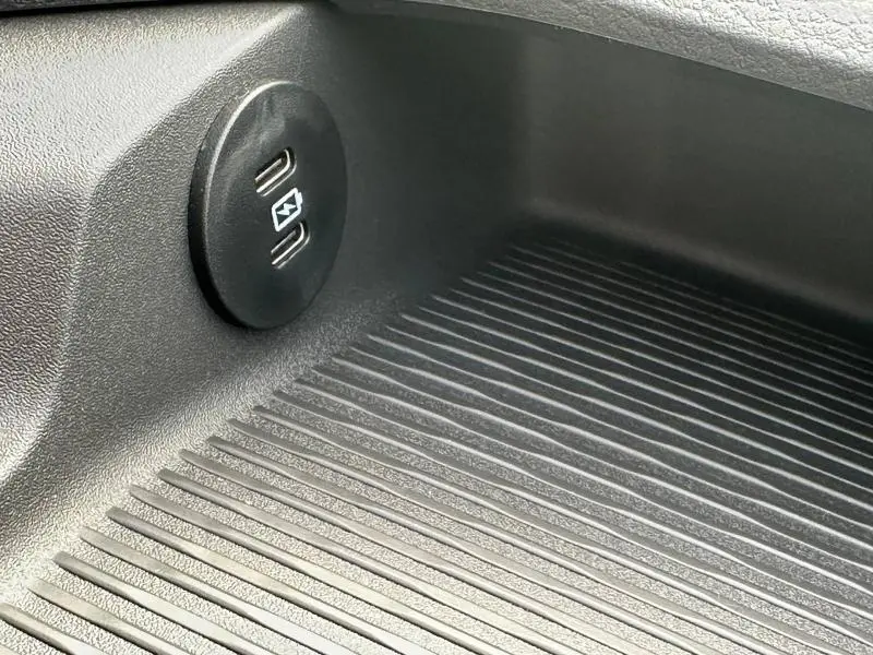 Gros plan sur la prise USB double intégrée dans la console intérieure du Volkswagen Transporter FGN gris 2025.