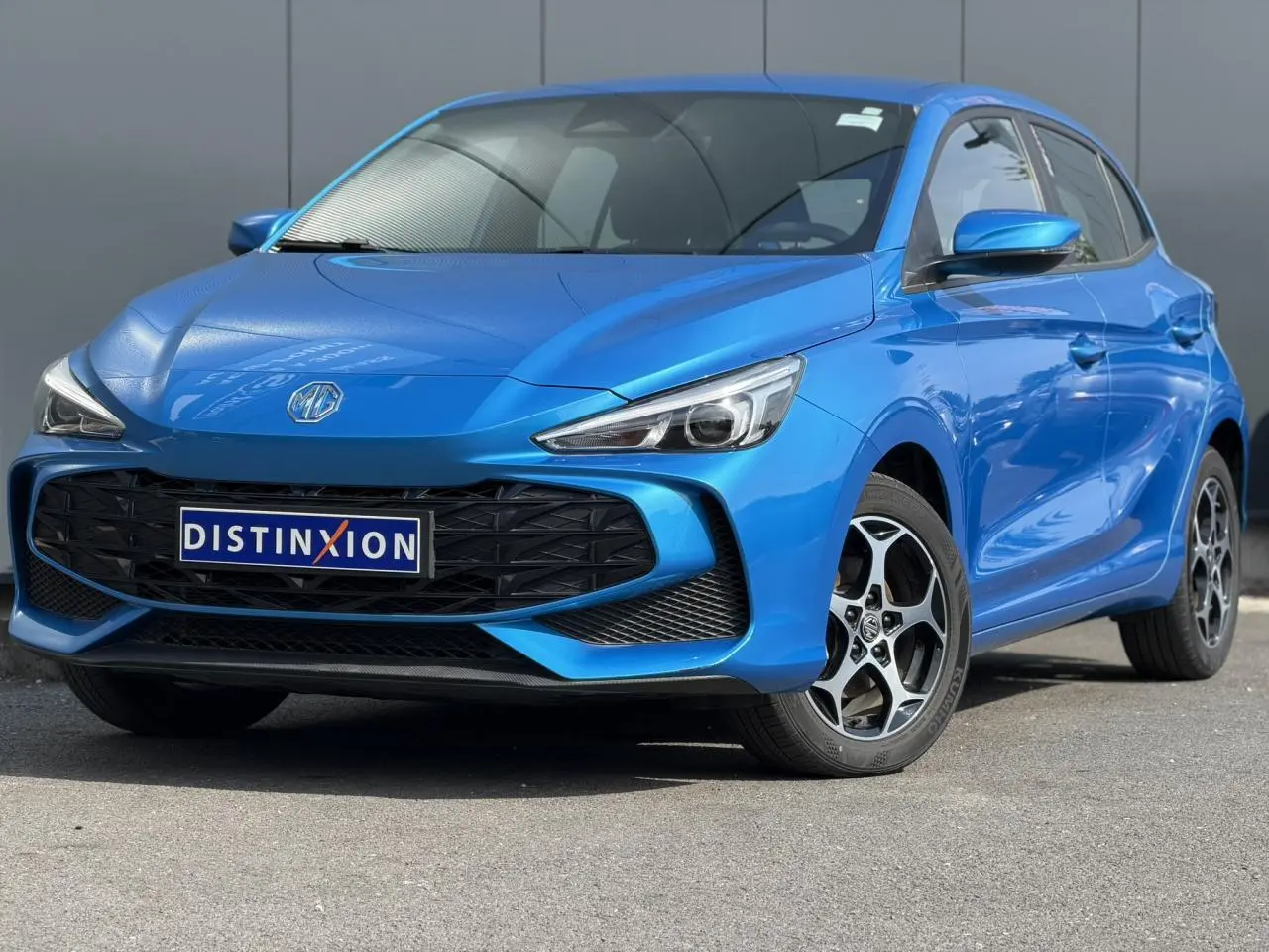 MG3 1.5 Hybrid+ 195 Comfort bleu Como en 3/4 avant droit, avec calandre noire et jantes alliage 16 pouces.