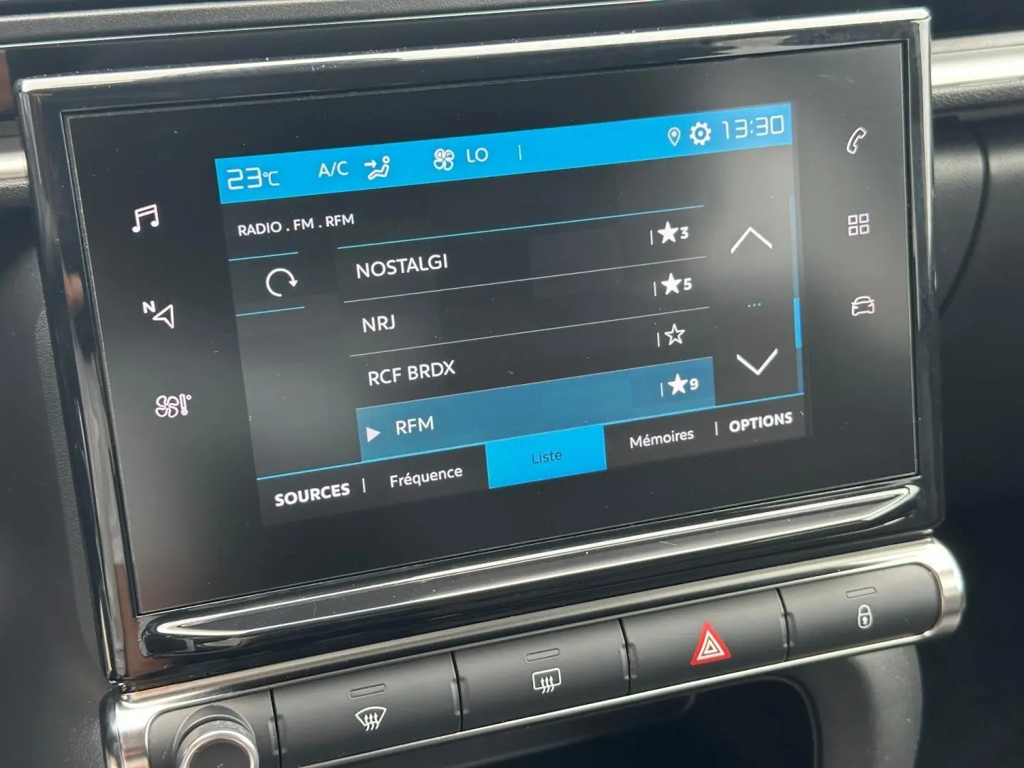 Écran tactile central affichant les stations radio dans l’habitacle d’une Citroën C3 blanche Banquise.