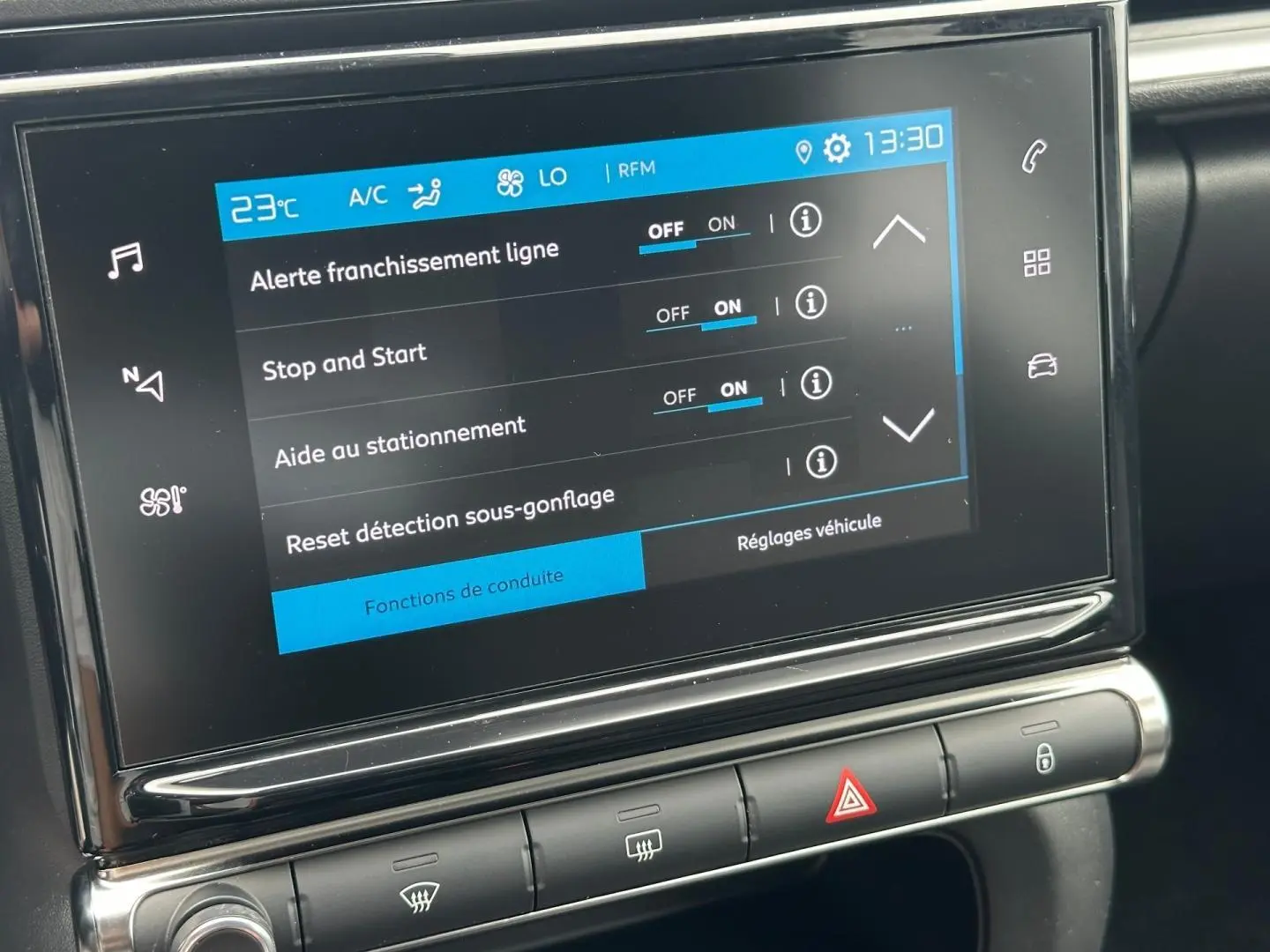 Écran tactile central de la Citroën C3 blanc Banquise affichant les réglages d’aides à la conduite en intérieur.