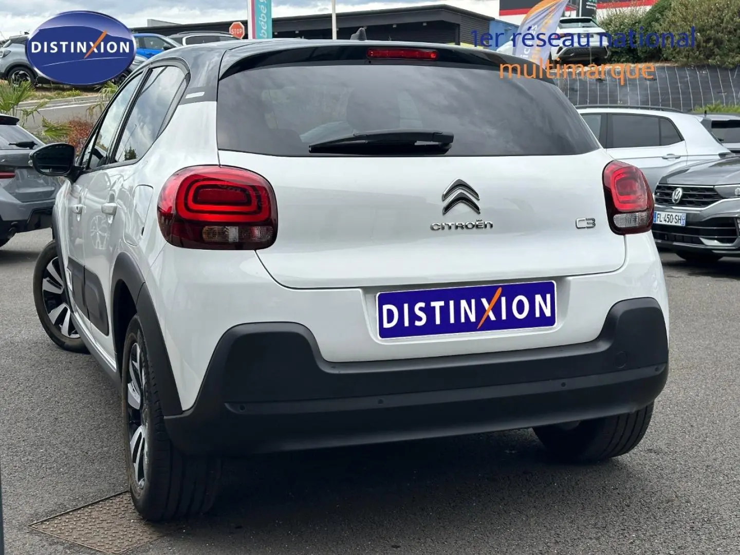 Vue 3/4 arrière droite d'une Citroën C3 2023 blanc banquise avec feux arrière LED et jantes alu noires.