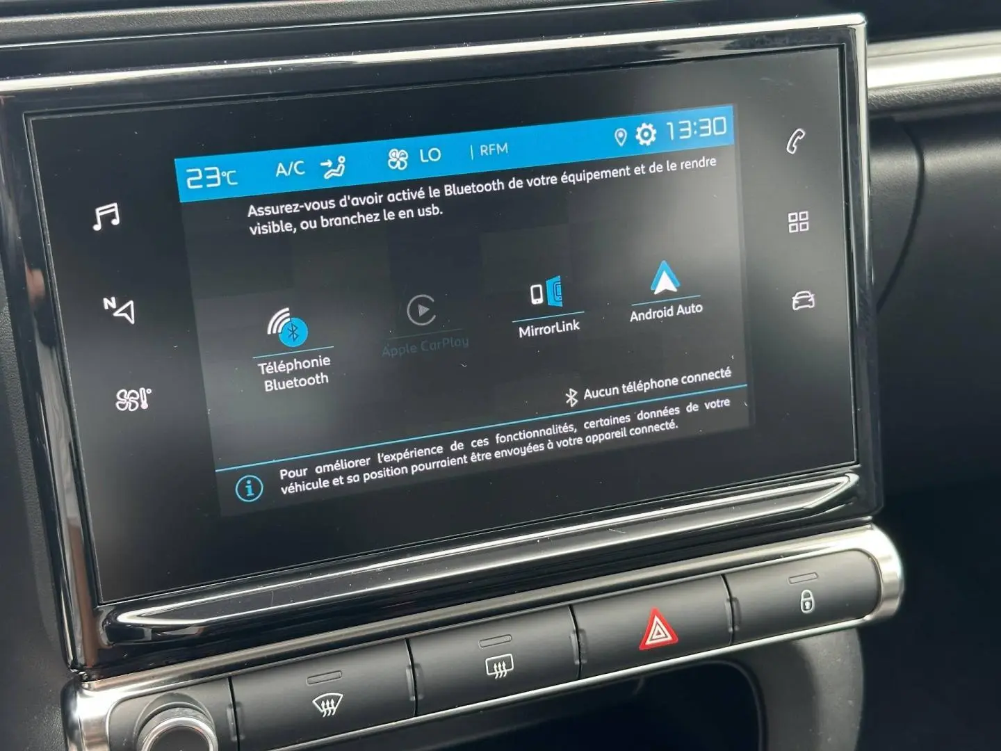 Écran tactile central de la Citroën C3 blanche, affichant les options Bluetooth et Android Auto, intérieur noir.