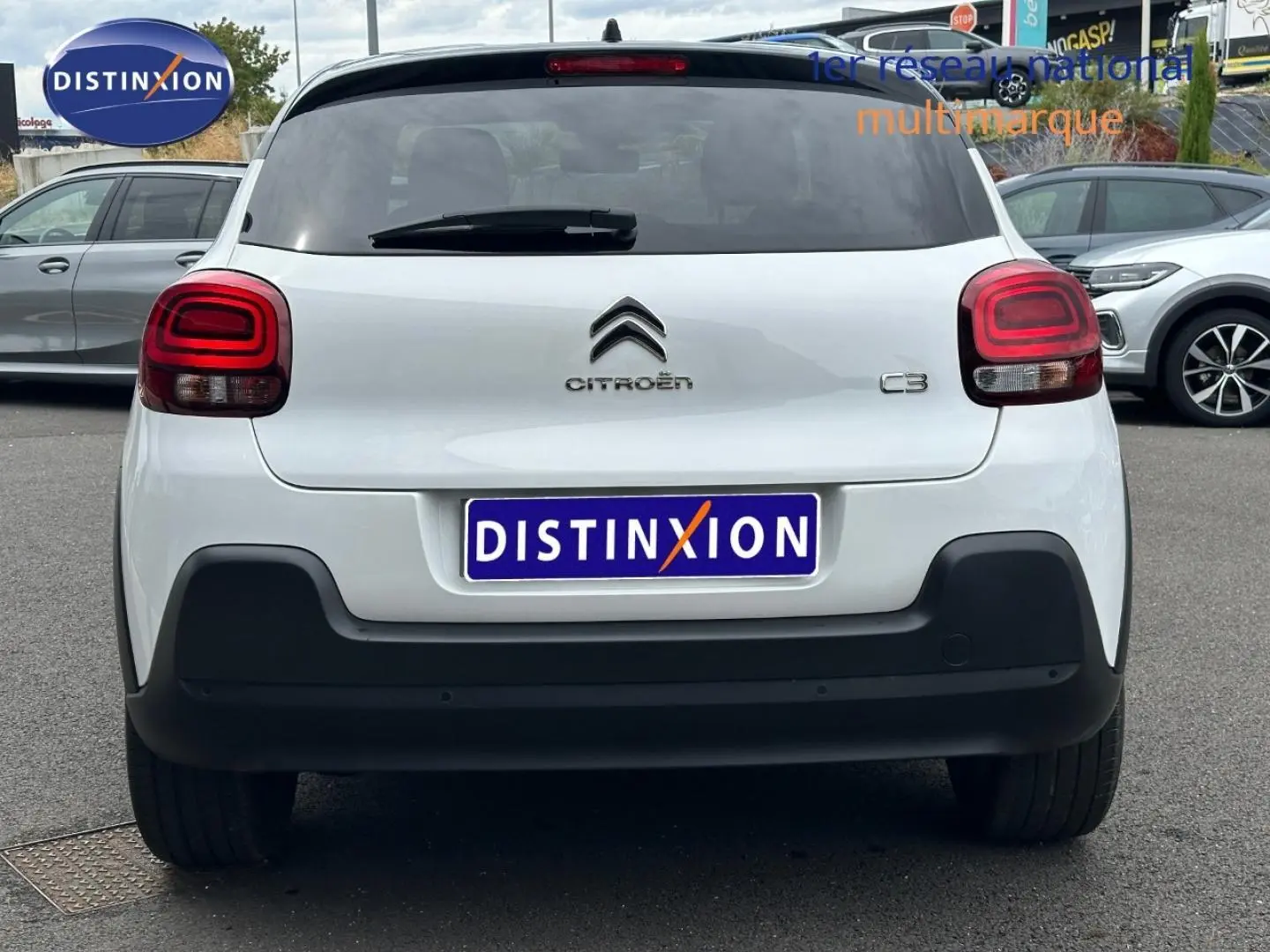 Vue arrière d'une Citroën C3 blanche Banquise avec feux arrière LED et pare-chocs noir contrasté.