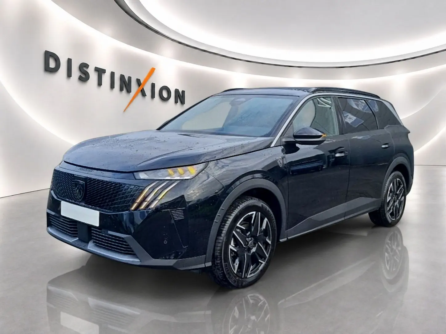 Peugeot 5008 Hybrid 145 GT noir en 3/4 avant droit, avec jantes alu et feux LED distinctifs.
