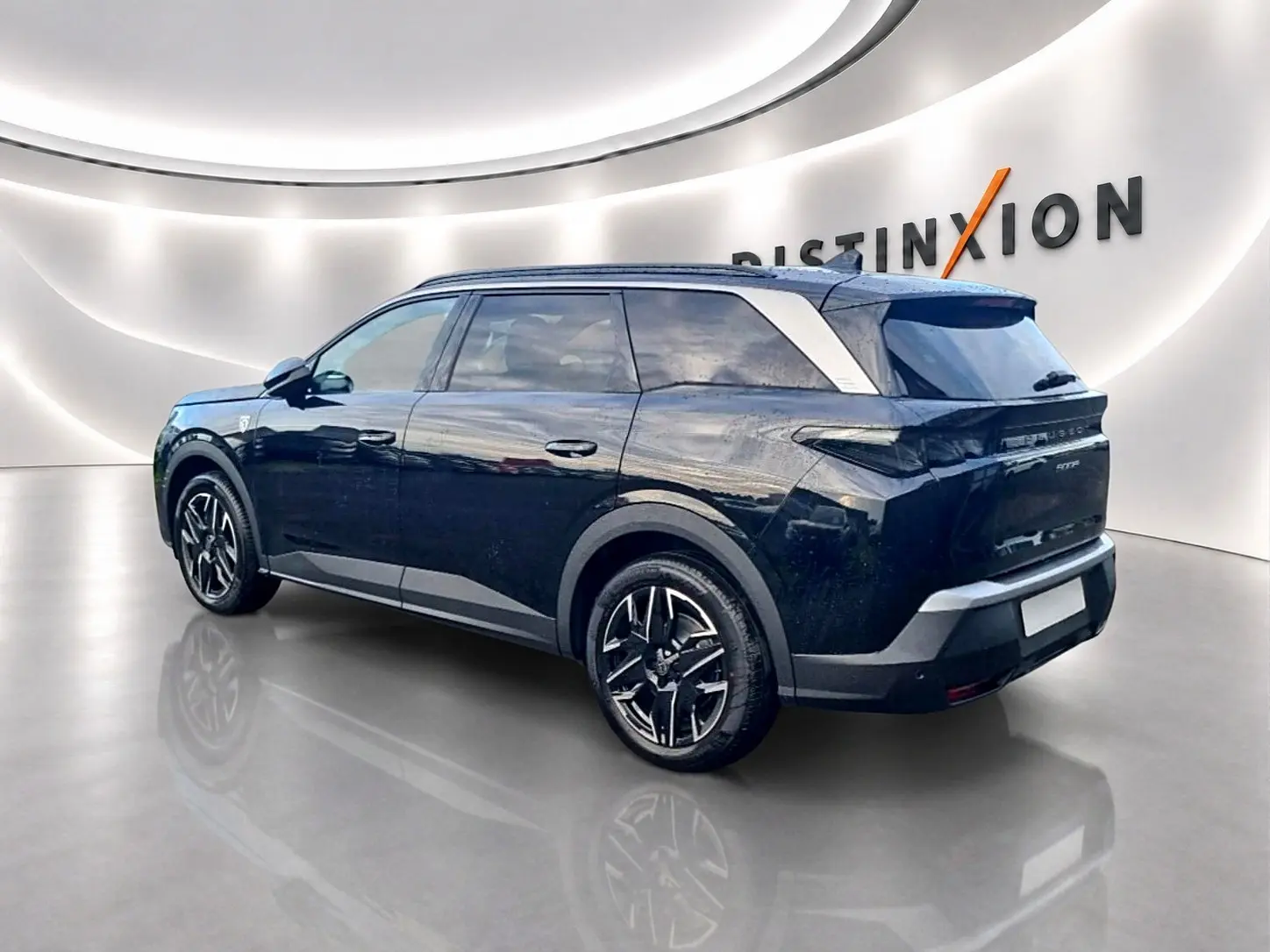 Peugeot 5008 Hybrid noir vue 3/4 arrière droit, jantes alliage et toit avec montant argenté distinctif.