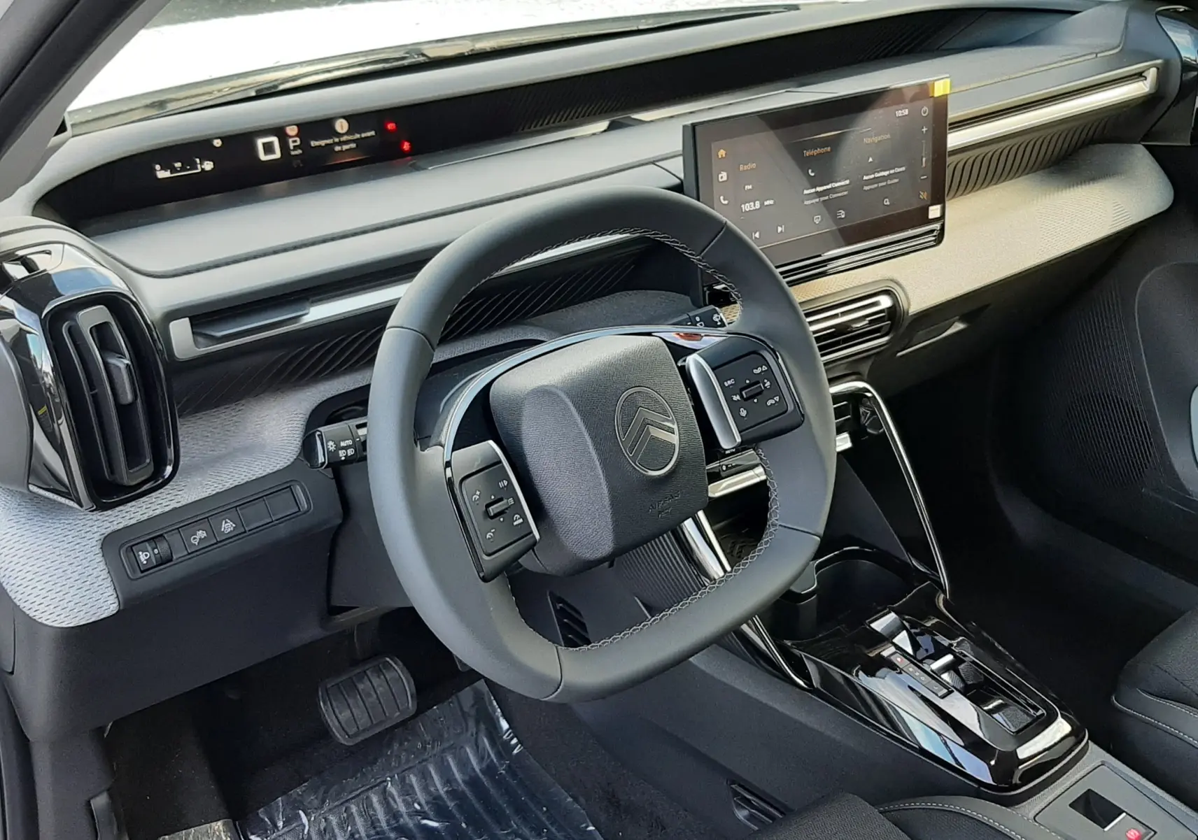 Intérieur avant du Citroën C3 Aircross 2026, vue côté conducteur, tableau de bord moderne avec écran tactile et volant multifonction.