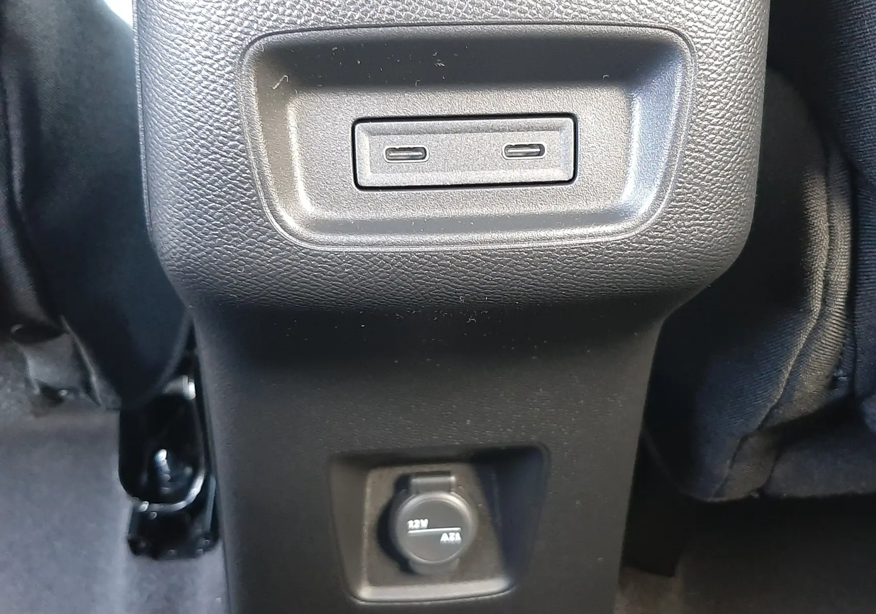 Prise 12V et ports USB intégrés à la console arrière d'une Citroën C3 Aircross 1.2 Hybrid 145ch blanc/toit noir.