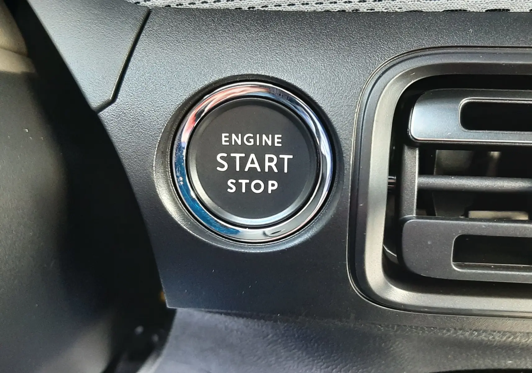Bouton poussoir noir "Engine Start Stop" entouré de chrome sur le tableau de bord intérieur du Citroën C3 Aircross 2026.
