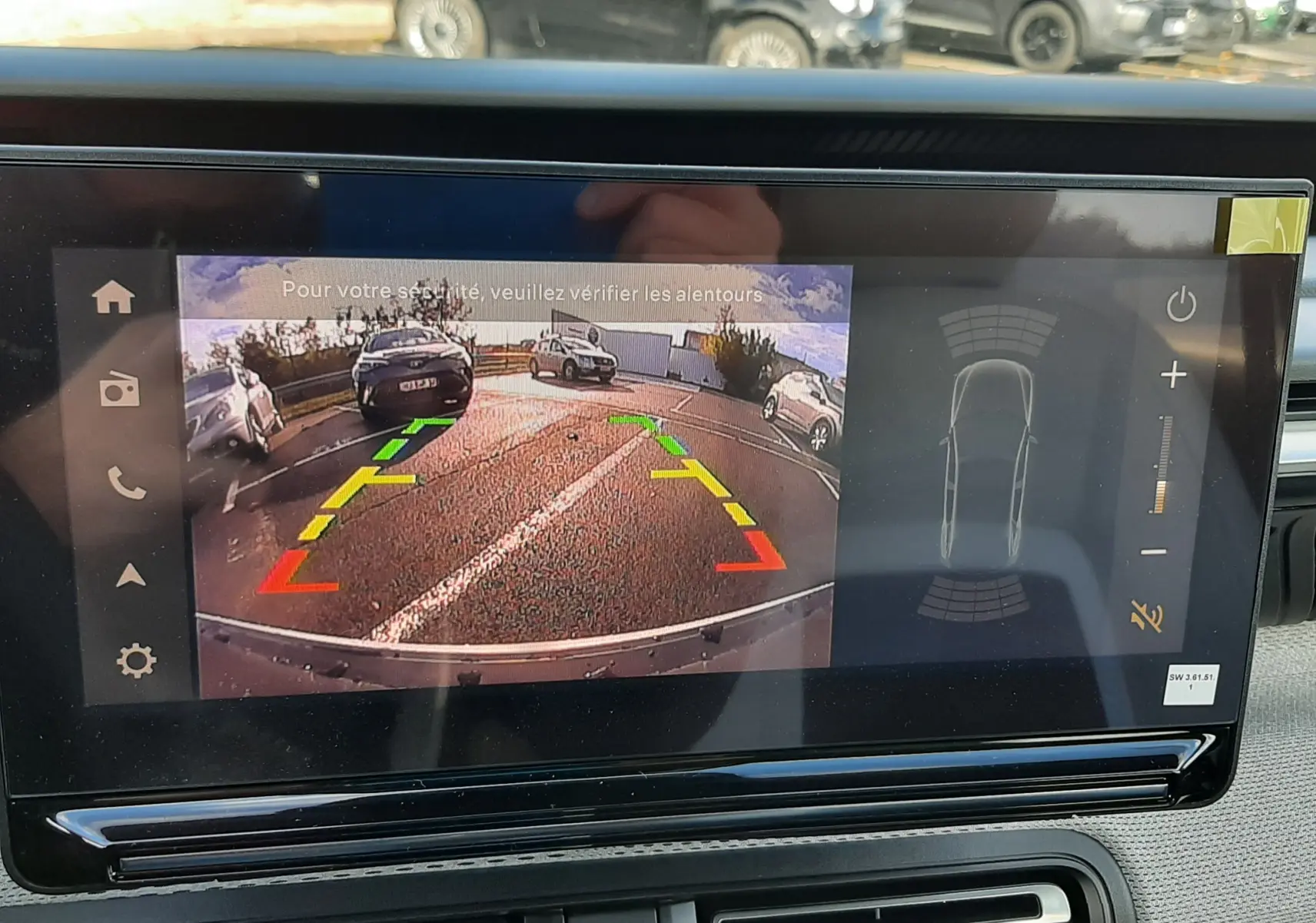 Écran de caméra de recul dans Citroën C3 Aircross blanc/toit noir, vue arrière avec lignes de guidage colorées.
