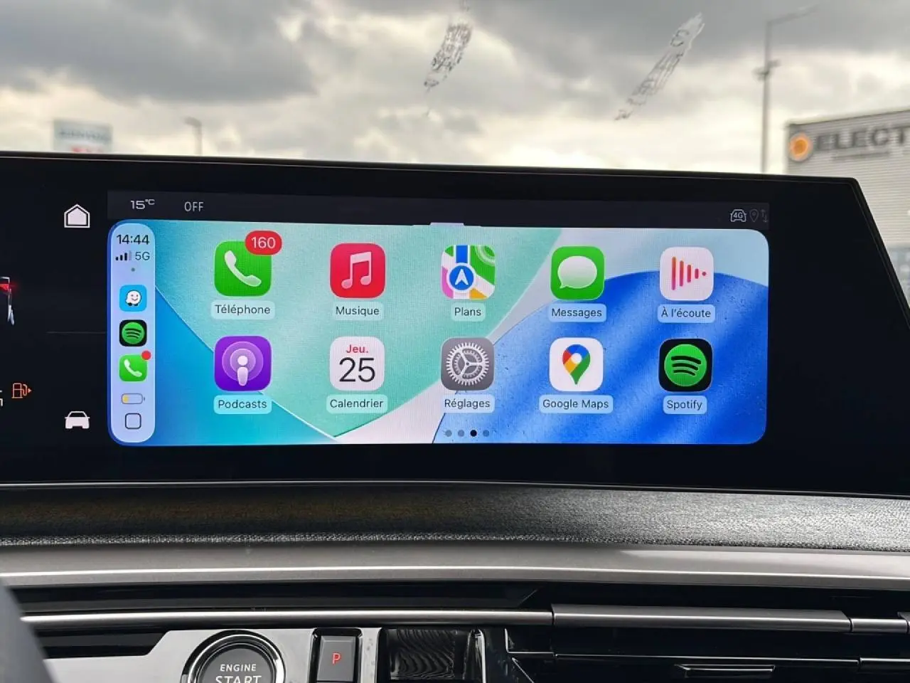 Écran tactile incurvé du Peugeot 3008 gris titane, affichant interface Apple CarPlay avec applications colorées.