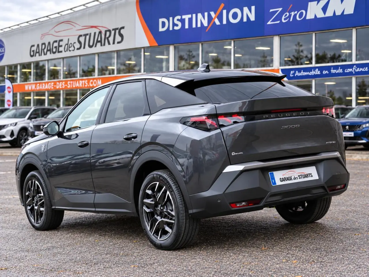 Vue 3/4 arrière droite d’un Peugeot 3008 gris titane avec jantes alliage 19’’ diamantées et feux LED distinctifs.