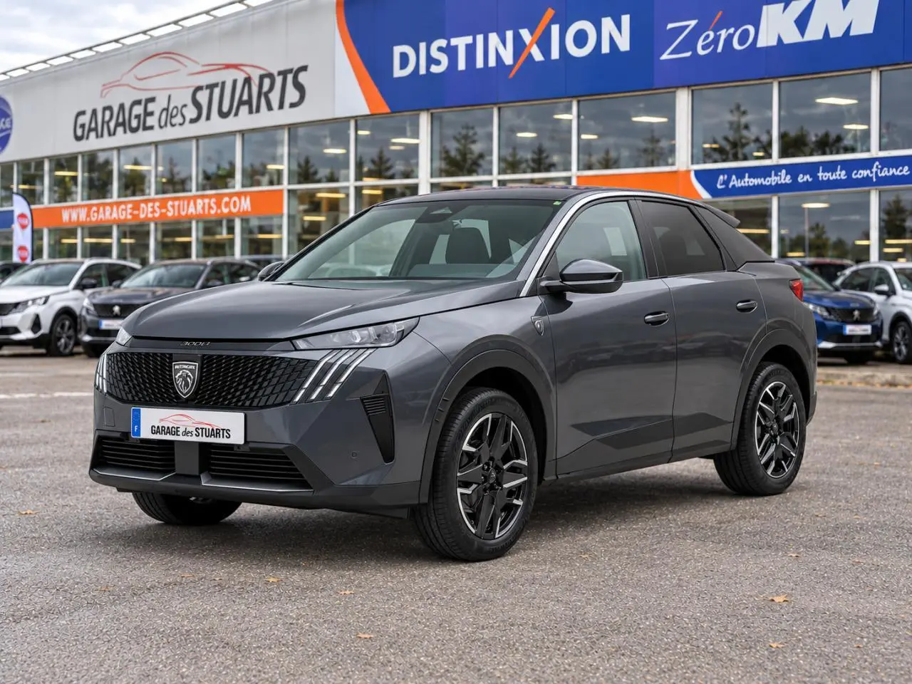 Peugeot 3008 gris titane en 3/4 avant droit, avec jantes alliage noires diamantées et calandre noire distinctive.