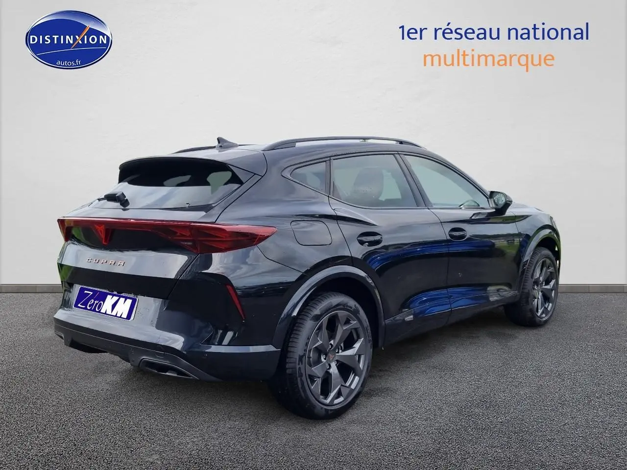 Vue 3/4 arrière droite d'un CUPRA Formentor noir midnight 2025 avec jantes alu 18 pouces et barres de toit.