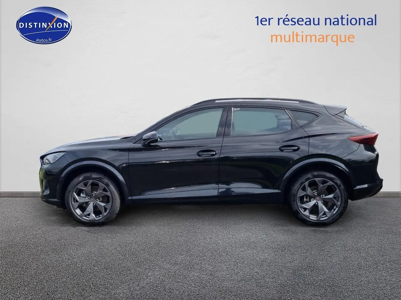 Profil latéral droit du CUPRA Formentor 1.5 etsi hybrid 2025 en noir midnight avec jantes alu 18 pouces.
