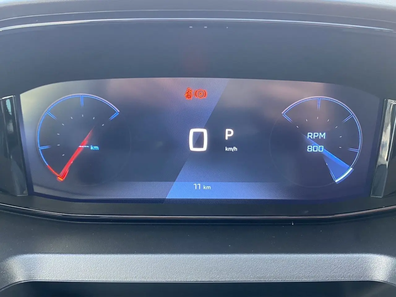 Affichage numérique du combiné d'instrumentation du Peugeot Rifter 2025, indiquant 0 km/h et 800 RPM, vue frontale.