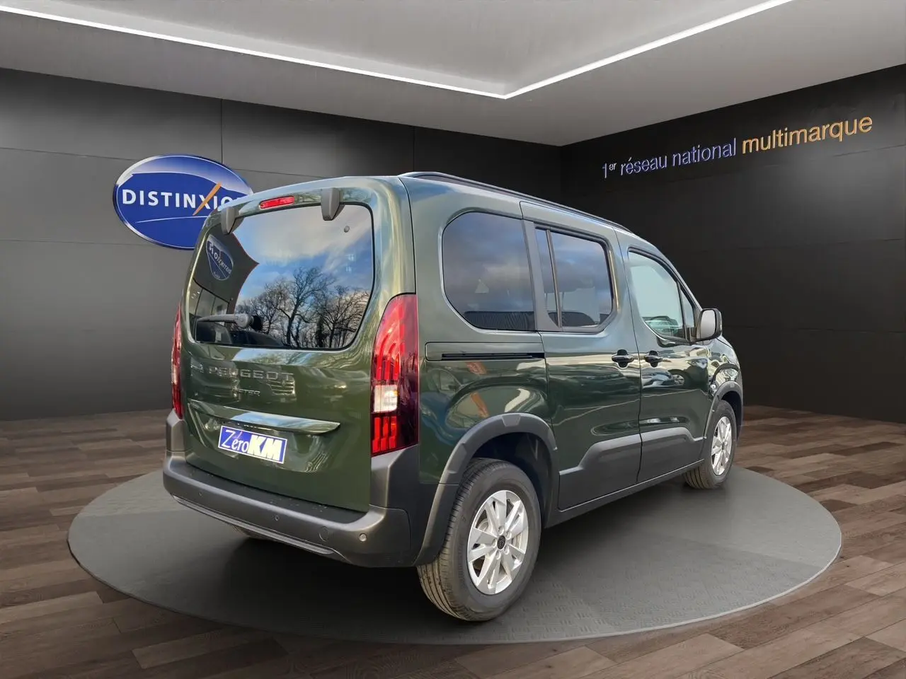 Peugeot Rifter vert Sirkka Green en 3/4 arrière droit, avec vitres surteintées et jantes alliage 16 pouces.