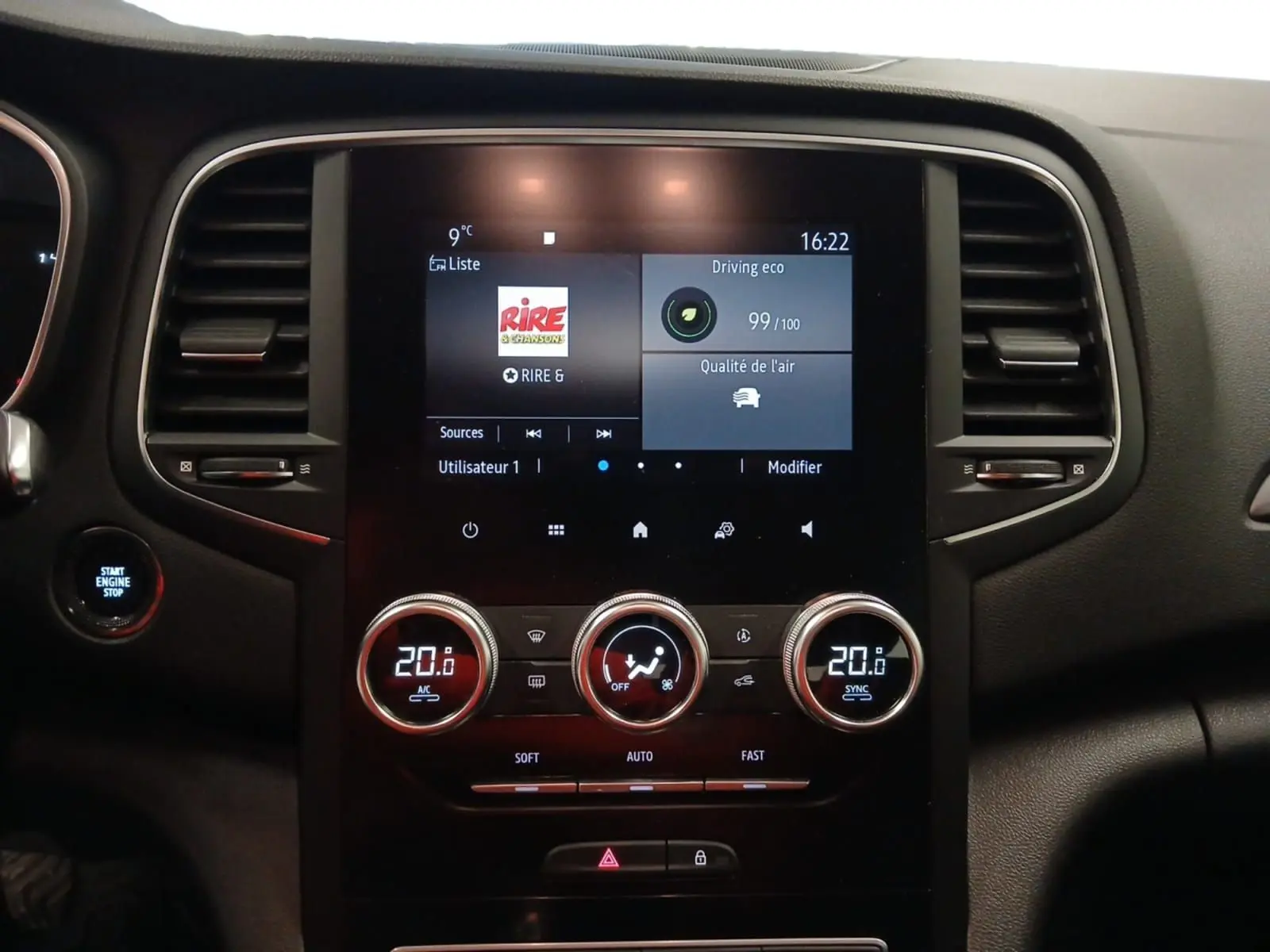 Tableau de bord de Renault Mégane IV blanc, vue frontale sur l'écran tactile et commandes de climatisation.