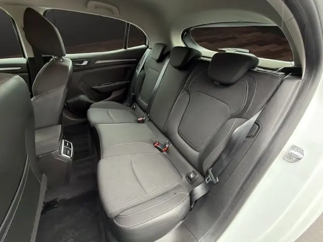 Vue intérieure côté droit des sièges arrière noirs en tissu de la Renault Mégane IV blanche, version Zen 2020.