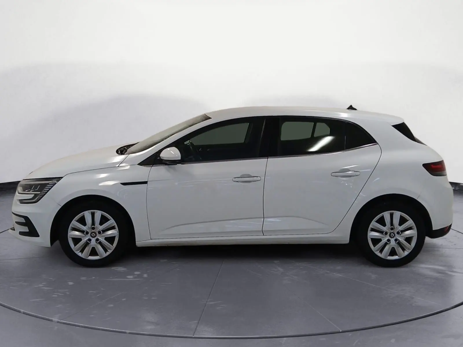 Profil côté gauche d'une Renault Mégane IV blanche de 2020, version PH2 BlueDCI 115 Zen avec caméra de recul.