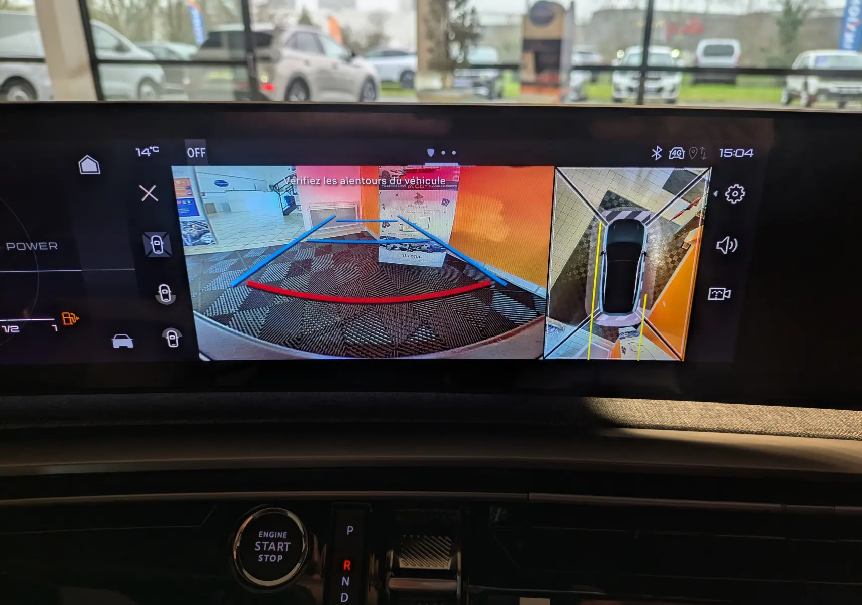 Écran intérieur du Peugeot 3008 gris titanium montrant la caméra de recul et la vue à 360° en mode stationnement.