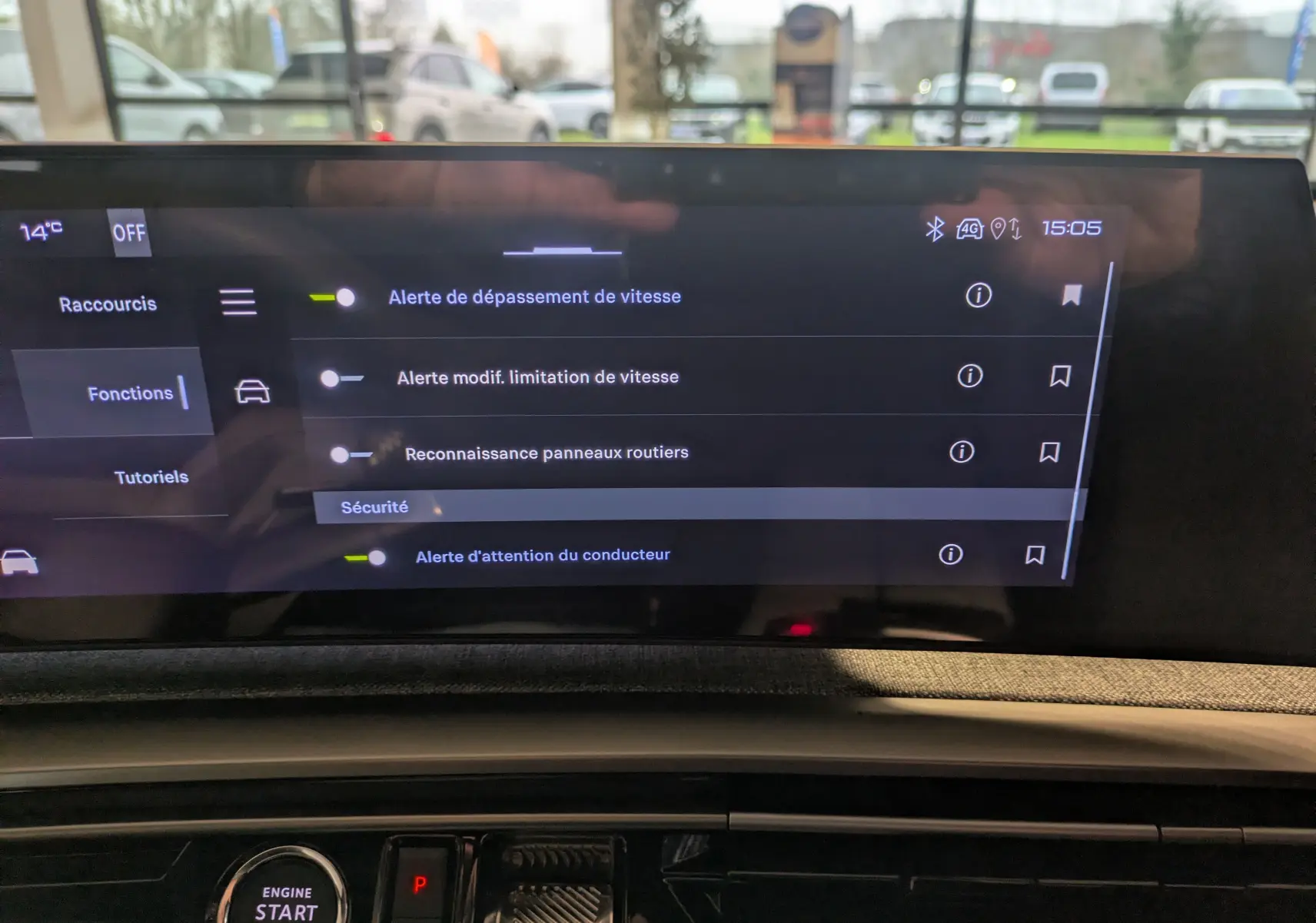 Écran tactile central du Peugeot 3008 gris titanium montrant les options d’alerte de sécurité et d’assistance à la conduite.